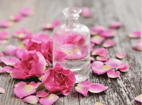 Cách làm tẩy da chết từ mật ong, nước hoa hồng và chanh