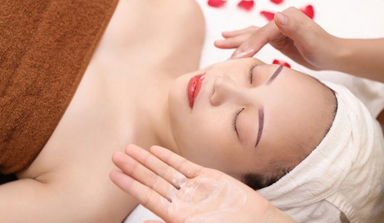 Cách dùng tinh dầu hoa nhài massage da mặt