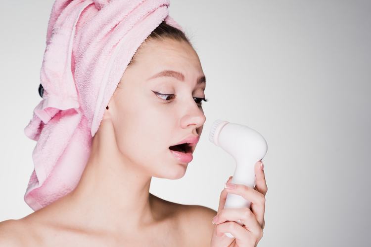 Cách sử dụng máy rửa mặt với da mụn