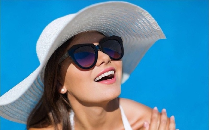 Cách chống nắng không cần kem bằng mũ và kính râm
