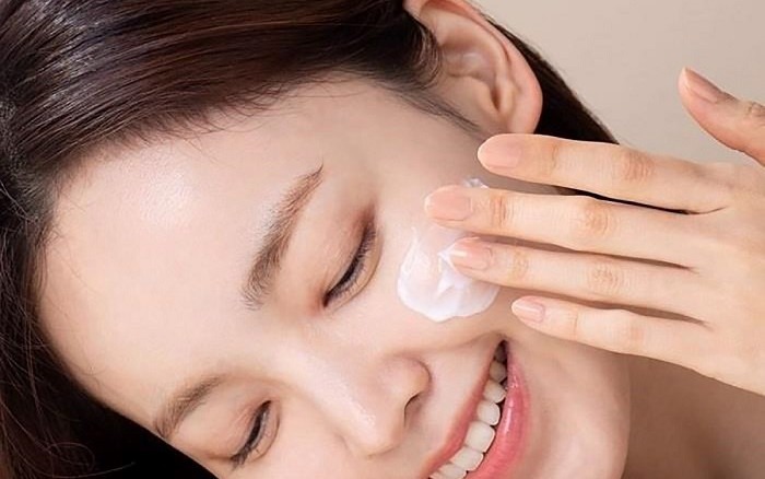 Có nên thoa kem chống nắng trực tiếp lên da