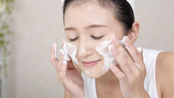 Rửa mặt sạch sâu là bước chăm sóc da đầu tiên trong quy trình