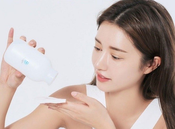 Sử dụng nước tẩy trang đúng cách giúp giảm mụn sáng da
