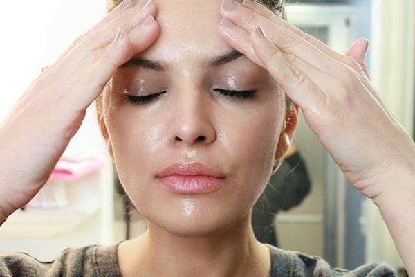 Da tiết dầu quá mức