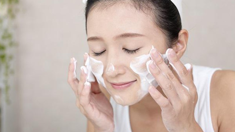 Làm sạch sâu làn da trước khi dùng kem chống nắng