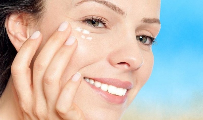 Sử dụng kem chống nắng chuyên biệt dành riêng cho vùng da nhạy cảm