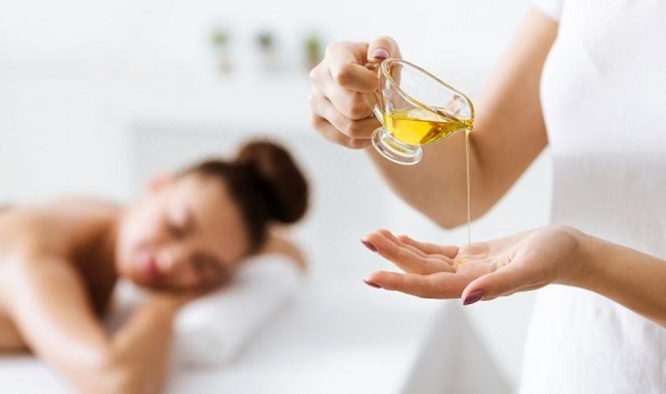 Da nhờn có dùng được dầu gấc không