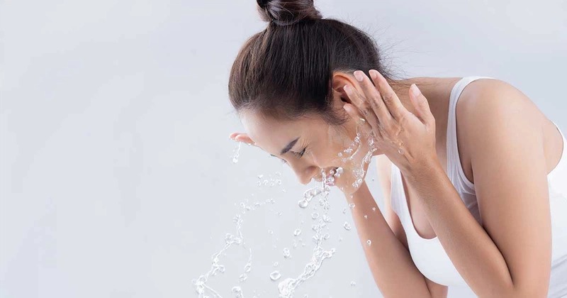 Dùng nước vo gạo rửa mặt đúng cách