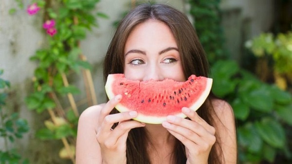 Ăn dưa hấu có nổi mụn không phụ thuộc vào nhiều yếu tố
