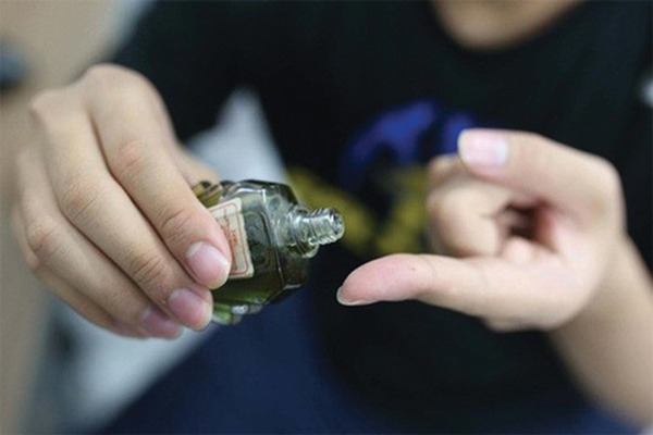 Bôi dầu gió lên mụn