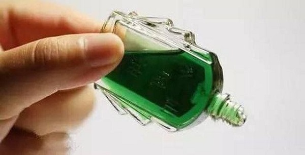 Dầu gió không có tác dụng trị mụn tận gốc