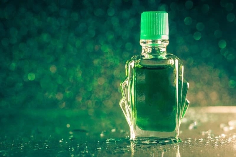 Bôi dầu gió lên nốt mụn