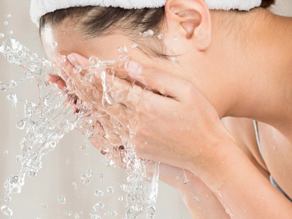 Làm sạch da nhẹ nhàng sau khi cấy tảo xoắn