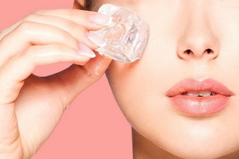 chườm đá lên mặt có hết mụn không