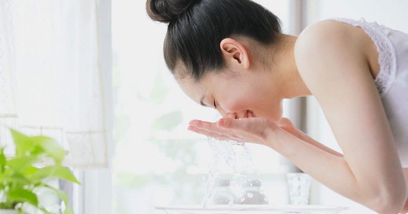 Sử dụng nước muối rửa mặt phù hợp và không lạm dụng