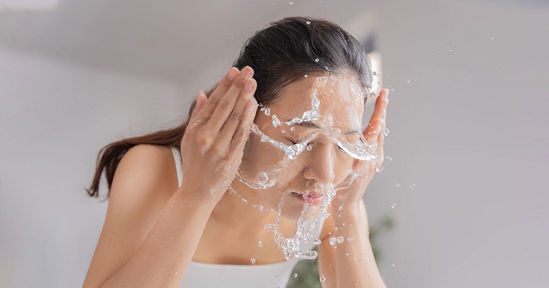Cách rửa mặt bằng nước muối