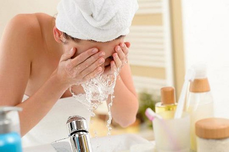 Rửa mặt bằng nước muối được cho là có hiệu quả trị mụn