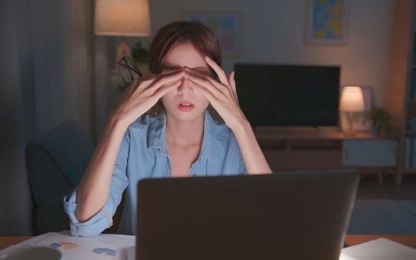 Thức khuya gây nổi mụn