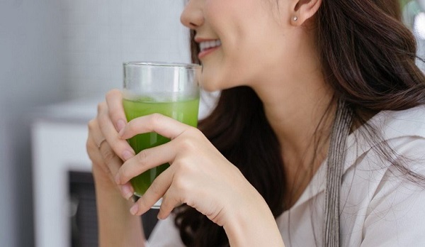 uống rau má có hết mụn không