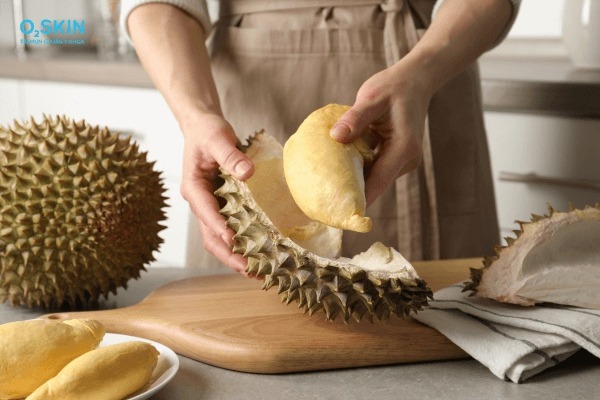 Ăn sầu riêng có nổi mụn không?