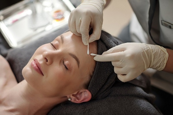 Có nên đi spa nặn mụn không