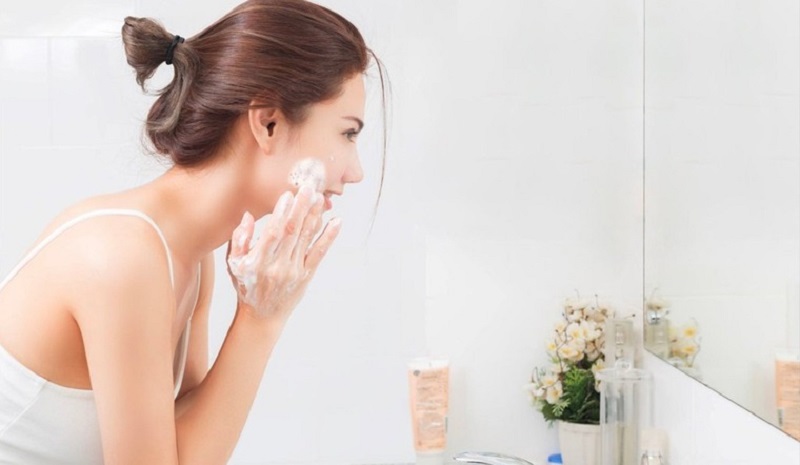 Da dầu mụn nên rửa mặt mấy lần 1 ngày