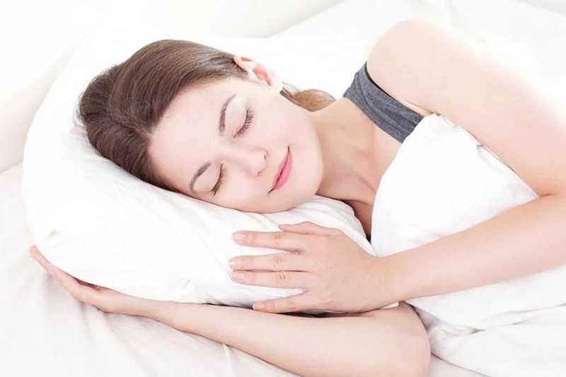 ngủ sớm có hết mụn không