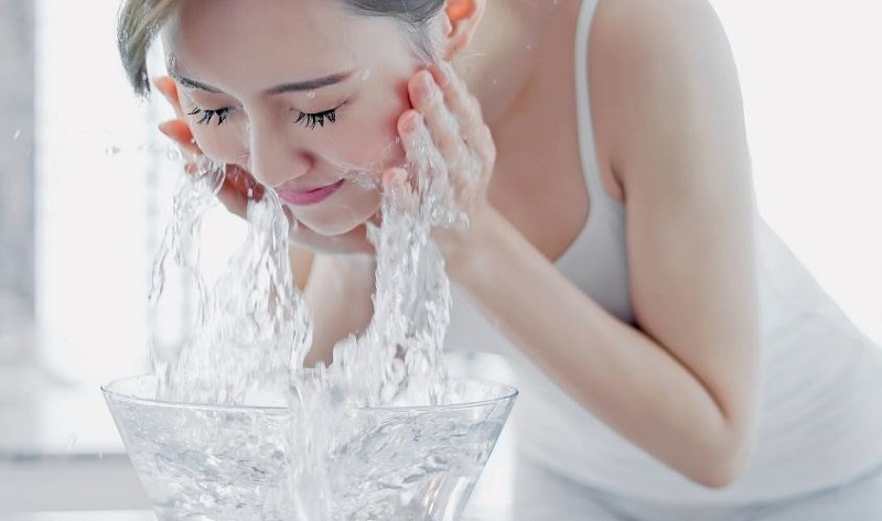 Nên kết hợp nước ấm và nước lạnh khi rửa mặt