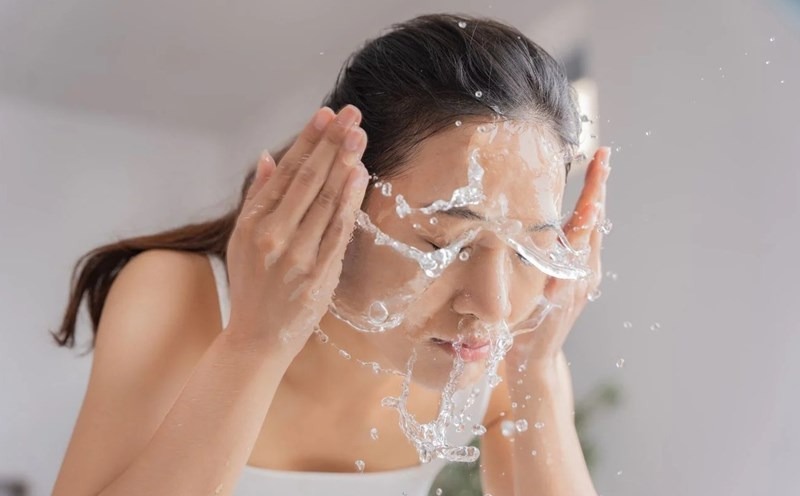 Rửa mặt bằng nước lạnh có hết mụn không?