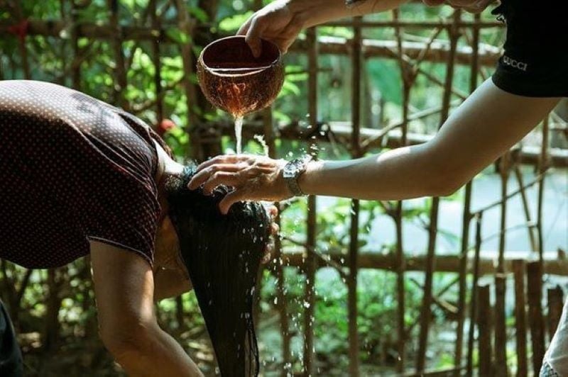 Gội đầu bằng nước bồ kết