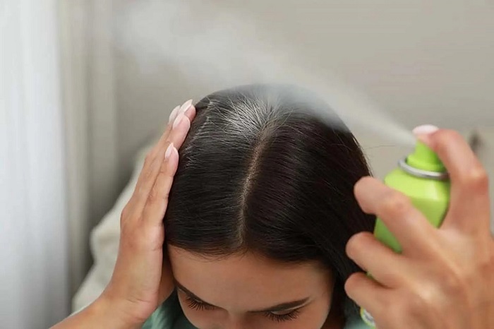 Sử dụng gội đầu khô đúng cách