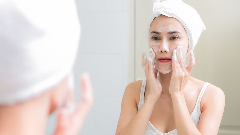 Rửa mặt loại bỏ dầu thừa