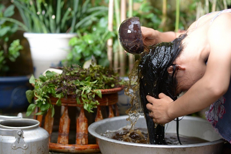 Cách gội đầu bằng bồ kết không bị bết tóc