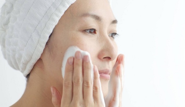 Da khô có thể dùng sữa rửa mặt tạo bọt