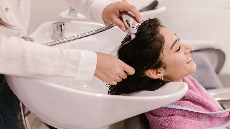 Cách gội đầu khi bị sốt xuất huyết