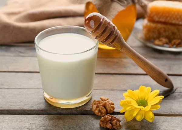 Mật ong và sữa tươi