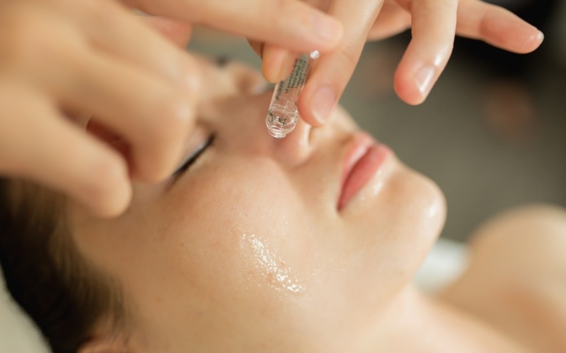 Sử dụng các sản phẩm phục hồi chuyên sâu cho da sau nặn mụn