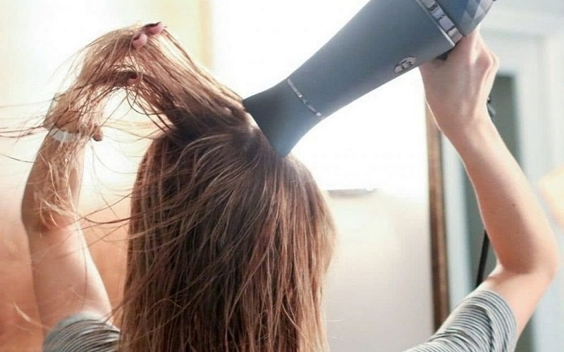 Sử dụng nhiệt cao thường xuyên khiến tóc nhanh mất dưỡng chất