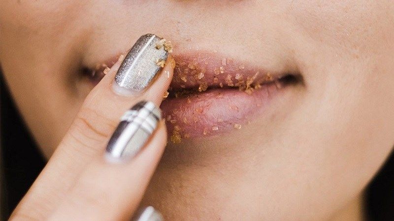 Tẩy tế bào chết môi kết hợp dầu dừa