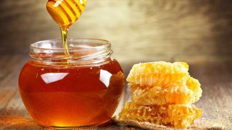 Dưỡng môi bằng mật ong 3–4 lần/tuần để đạt hiệu quả tốt nhất