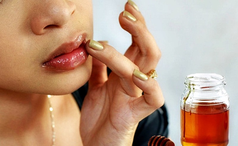 Dưỡng môi bằng mật ong qua đêm giúp cấp ẩm sâu, giảm nhanh khô nứt