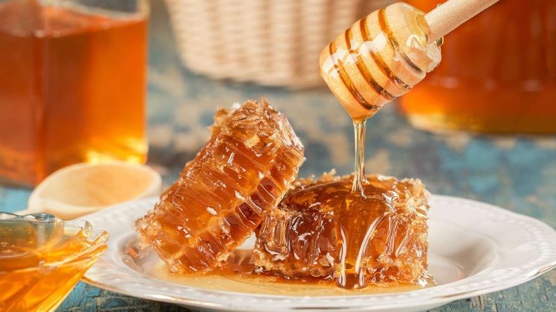 Sử dụng mật ong nguyên chất để tránh kích ứng da