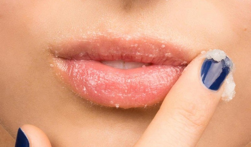 Tẩy tế bào chết cho môi đúng tần suất