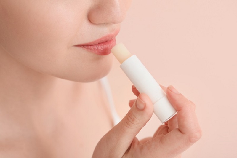 Sử dụng son dưỡng hàng ngày