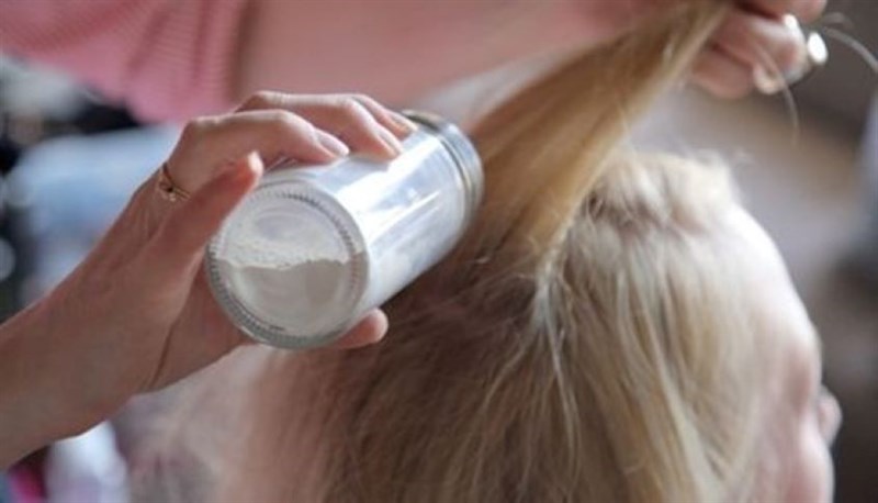 Có thể dùng phấn rôm hoặc bột bắp để xử lý tóc bết tạm thời