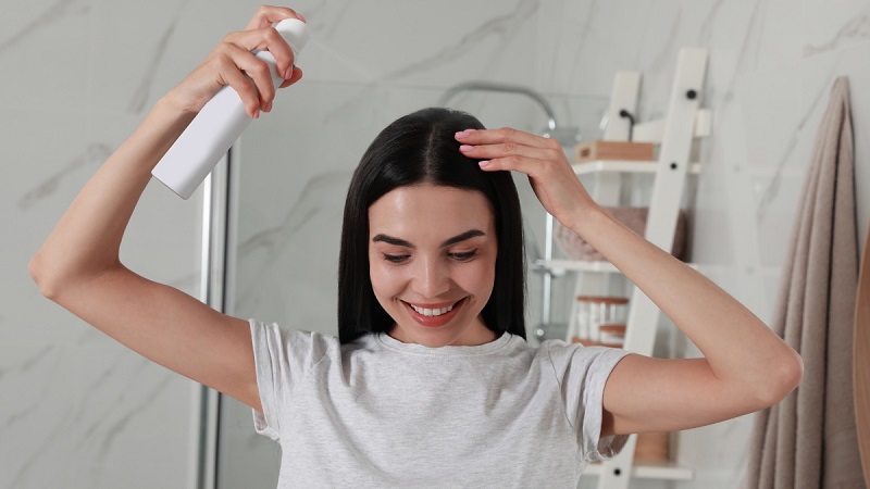 Dầu gội khô là lựa chọn lý tưởng giúp tóc hết bết nhanh chóng