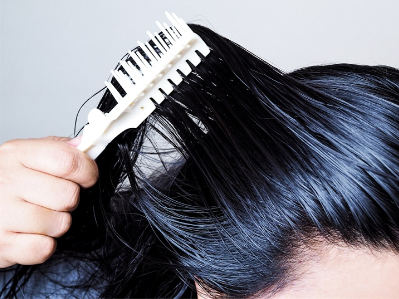 Tóc bết hình thành chủ yếu do tuyến bã nhờn trên da đầu