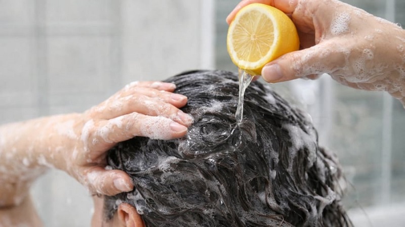 Có nên gội đầu bằng chanh thường xuyên không?
