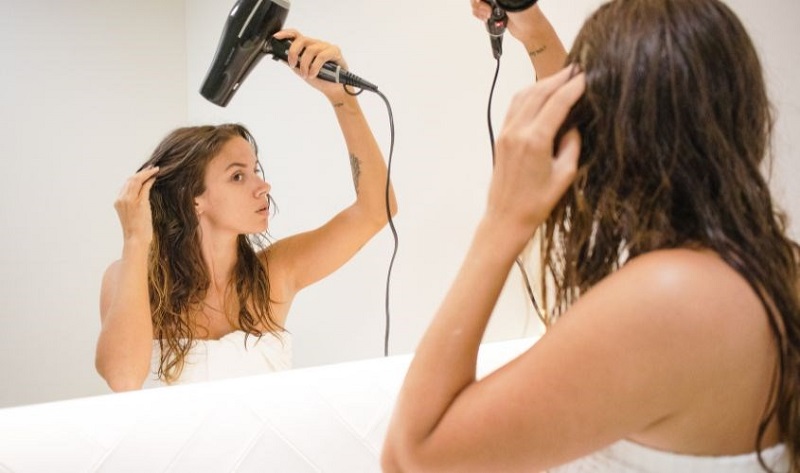 Tránh sấy ở nhiệt độ quá cao để không làm tóc khô xơ