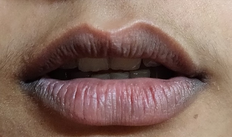 Nhiều người lo lắng son dưỡng có màu khiến môi bị thâm